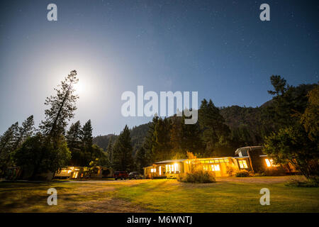 La lontra Bar Lodge e kayak Scuola è illuminata di notte sotto una luna piena con le stelle nel cielo in forcelle di salmone, California. Foto Stock