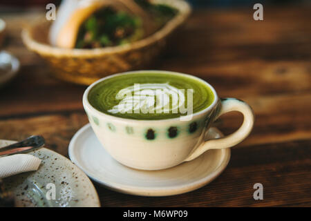 Close-up - coppa in ceramica con tè verde Matcha chiamato Foto Stock