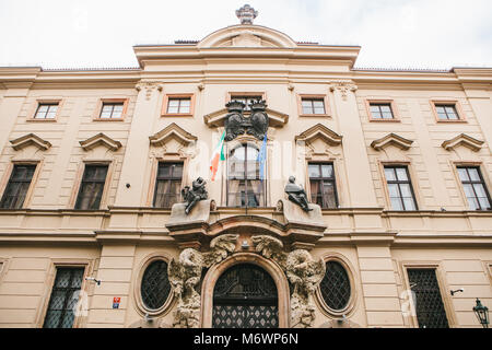 Praga, 28 Ottobre 2017: vista dal basso - vecchio edificio dell'Ambasciata italiana a Praga Foto Stock