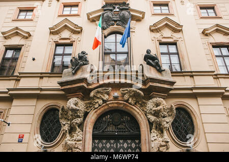 Praga, 28 Ottobre 2017: vista dal basso - vecchio edificio dell'Ambasciata italiana a Praga Foto Stock