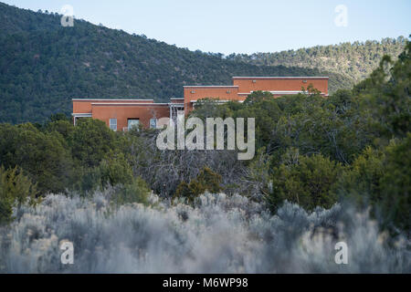 Una residenza privata immersa nel deserto di alta collina di Santa Fe, New Mexico. Foto Stock