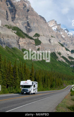 Motorhome sulla Icefields Parkway, il Parco Nazionale di Banff, Alberta, Canada Foto Stock