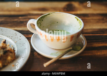 Tazza vuota di caffè. Piatti vuoti dopo aver mangiato su un tavolo di legno in un cafe Foto Stock