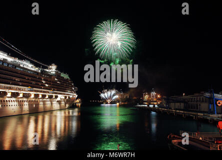 Bella e fuochi d'artificio pirotecnici in Genova, Italia / Fuochi d'artificio in Genova harbur, Italia; Foto Stock