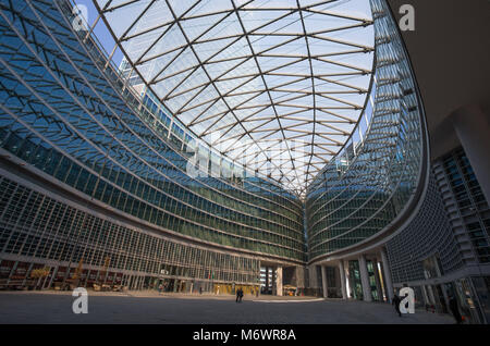 Milano, Italia, 28 marzo 2017. Cortile interno del palazzo del governo regionale della Lombardia, architettura moderna, Milano, Italia Foto Stock