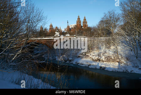 Il fiume Kelvin e Kelvin via ponte coperto di neve dopo la Bestia da est 2018 Foto Stock