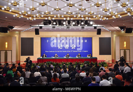 Pechino, Cina. 7 Mar, 2018. Una conferenza stampa sulla riforma delle politiche di bilancio e fiscali del sistema finanziario e il lavoro si svolge durante la prima sessione del XIII Congresso Nazionale del Popolo di Pechino, capitale della Cina, 7 marzo 2018. Credito: Li Xin/Xinhua/Alamy Live News Foto Stock