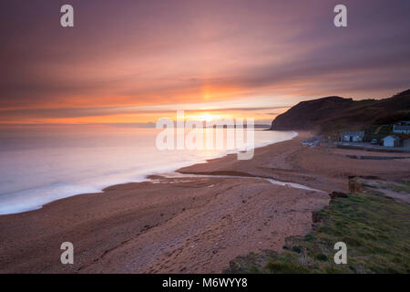 Seatown, Dorset, Regno Unito. Il 6 marzo 2018. Regno Unito Meteo. Livello alto nuvole oscura parzialmente il tramonto a Seatown su Jurassic Coast di Dorset. Credito Foto: Graham Hunt/Alamy Live News Foto Stock