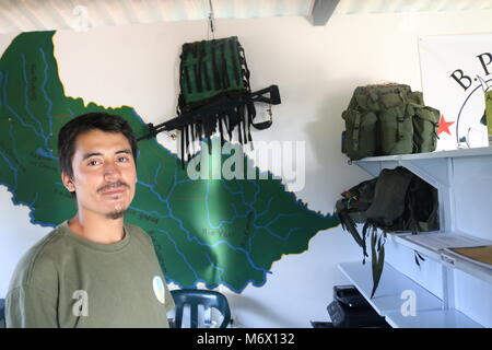 27 gennaio 2018, la Colombia, l'Agua Bonita: un ex combattente della guerriglia dell'organizzazione di guerriglia FARC sorge in un piccolo museo che è stato istituito presso la libreria. Per decenni la sinistra organizzazione di guerriglia FARC hanno combattuto contro i militari e forze di polizia in Colombia. Ora, i membri di deporre le armi e a prendere una possibilità al ritorno alla vita civile nel piccolo paese del Caquetá dipartimento. Foto: Sinikka Tarvainen/dpa Foto Stock