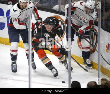 Los Angeles, California, USA. 6 Mar, 2018. Anaheim Ducks' in avanti Ondrej Kase (25) controlla il puck di distanza da Washington capitali " defenceman John Carlson (74) e di Washington capitali " defenceman Dioos cristiana (29) durante il 2017-2018 NHL Hockey gioco di Anaheim, in California il 6 marzo 2018. Le anatre ha vinto 4-0. Credito: Ringo Chiu/ZUMA filo/Alamy Live News Foto Stock