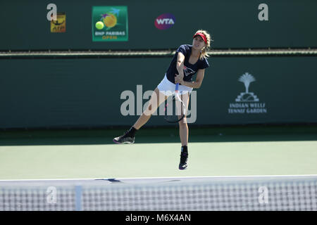 INDIAN WELLS, CA - MARZO 06: Eugenie Bouchard del Canada serve durante il BNP Paribas Open a Indian Wells Tennis Garden il 6 marzo 2018 in Indian Wells, California. Credito: Mauricio Paiz/Alamy Live News Foto Stock