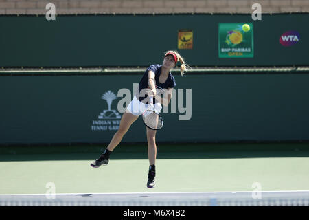 INDIAN WELLS, CA - MARZO 06: Eugenie Bouchard del Canada practice serve durante il BNP Paribas Open a Indian Wells Tennis Garden il 6 marzo 2018 in Indian Wells, California. Credito: Mauricio Paiz/Alamy Live News Foto Stock