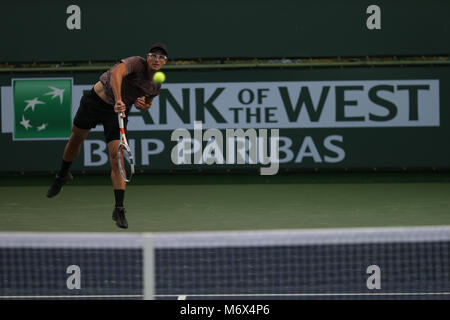 INDIAN WELLS, CA - MARZO 06: Peter Polansky del Canada serve durante il BNP Paribas Open a Indian Wells Tennis Garden il 6 marzo 2018 in Indian Wells, California. Credito: Mauricio Paiz/Alamy Live News Foto Stock