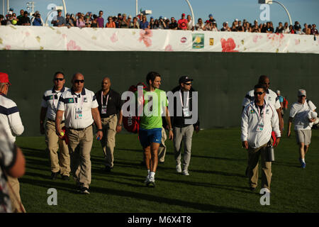 INDIAN WELLS, CA - MARZO 06: Roger Federer lascia la pratica giudici durante il BNP Paribas Open a Indian Wells Tennis Garden il 6 marzo 2018 in Indian Wells, California. Credito: Mauricio Paiz/Alamy Live News Foto Stock