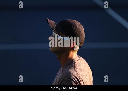 INDIAN WELLS, CA - MARZO 06: Peter Polansky del Canada guarda il replay durante il BNP Paribas Open a Indian Wells Tennis Garden il 6 marzo 2018 in Indian Wells, California. Credito: Mauricio Paiz/Alamy Live News Foto Stock