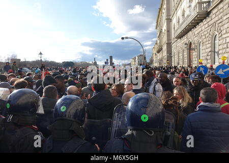 Firenze, omicidio Diene da tensione alla difesa senegalesi sul Ponte Vespucci luogo dell'assassinio 06/03/2018 Firenze Italia Foto Stock