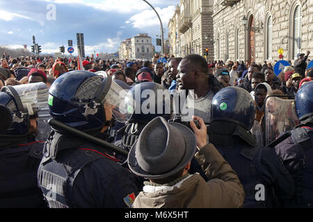 Firenze, omicidio Diene da tensione alla difesa senegalesi sul Ponte Vespucci luogo dell'assassinio 06/03/2018 Firenze Italia Foto Stock