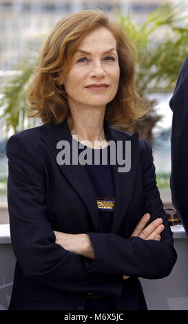 Cannes, Francia. 13 Maggio, 2009. L'attrice francese e presidente della giuria Isabelle Huppert assiste la giuria photocall durante la sessantaduesima Cannes Film Festival di Cannes, Francia, 13 maggio 2009. Il film festival si svolgerà dal 13 fino al 24 maggio 2009. Credito: Hubert Boesl | in tutto il mondo di utilizzo/dpa/Alamy Live News Foto Stock