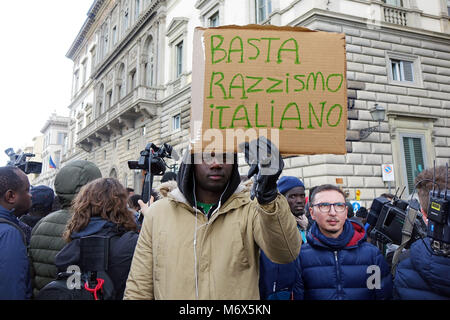 Firenze, omicidio Diene da tensione alla difesa senegalesi sul Ponte Vespucci luogo dell'assassinio 06/03/2018 Firenze Italia Foto Stock