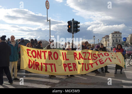 Firenze, omicidio Diene da tensione alla difesa senegalesi sul Ponte Vespucci luogo dell'assassinio 06/03/2018 Firenze Italia Foto Stock