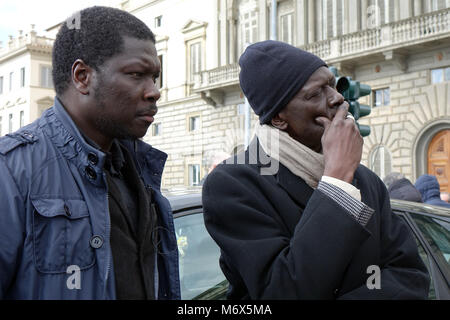 Firenze, omicidio Diene da tensione alla difesa senegalesi sul Ponte Vespucci luogo dell'assassinio 06/03/2018 Firenze Italia Foto Stock