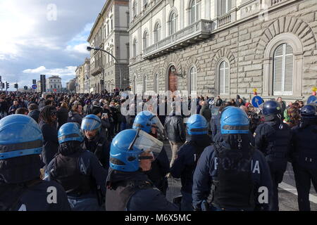 Firenze, omicidio Diene da tensione alla difesa senegalesi sul Ponte Vespucci luogo dell'assassinio 06/03/2018 Firenze Italia Foto Stock