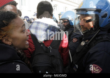 Firenze, omicidio Diene da tensione alla difesa senegalesi sul Ponte Vespucci luogo dell'assassinio 06/03/2018 Firenze Italia Foto Stock