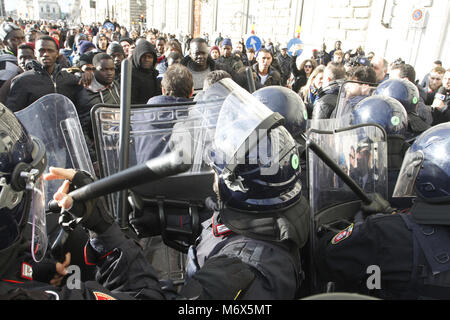 Firenze, omicidio Diene da tensione alla difesa senegalesi sul Ponte Vespucci luogo dell'assassinio 06/03/2018 Firenze Italia Foto Stock