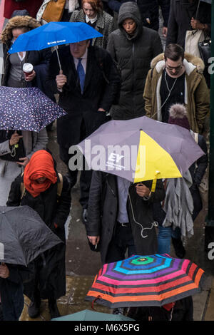 Londra, 7 marzo 2018. I pendolari fanno il loro modo di lavorare su un umido del mattino nella capitale. (C) Paolo Swinney/Alamy Live News Foto Stock