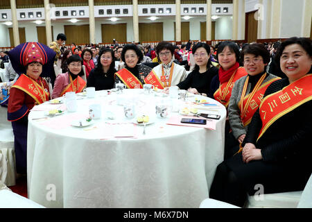 Pechino, Cina. 7 Mar, 2018. Gli ospiti posano per una foto durante un raduno in anticipo della Giornata internazionale delle donne a Pechino, capitale della Cina, 7 marzo 2018. Credito: Zhang Yuwei/Xinhua/Alamy Live News Foto Stock