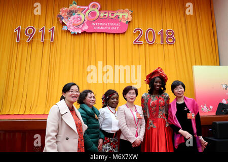 Pechino, Cina. 7 Mar, 2018. Gli ospiti posano per una foto durante un incontro tenuto in anticipo della Giornata internazionale delle donne a Pechino, capitale della Cina, 7 marzo 2018. Credito: Zhang Yuwei/Xinhua/Alamy Live News Foto Stock