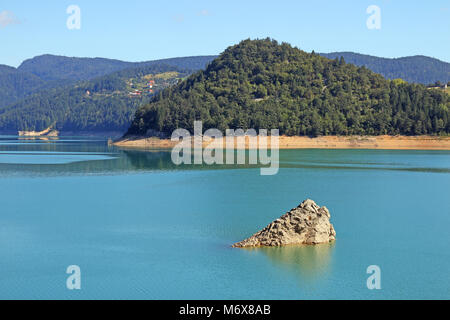 Il lago di Tara Zaovine paesaggio di montagna Foto Stock