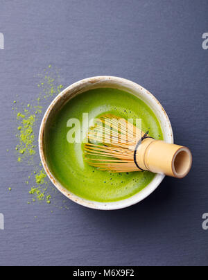 Tè verde Matcha il processo di cottura in una ciotola Foto Stock