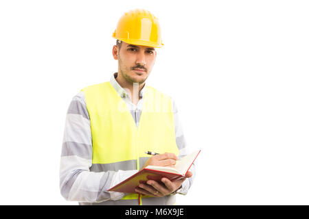 Smart ingegnere di successo o builder agenda di contenimento e la scrittura isolato su sfondo bianco con spazio di copia Foto Stock