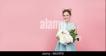 Bella donna con un mazzo di fiori su una rosa Foto Stock