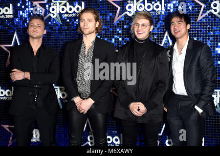 Foto deve essere accreditato ©Alpha premere 079965 01/03/2018 5 secondi di estate Luca Hemmings Michael Clifford Calum cofano e Ashton Irwin Il Global Award 2018 a Eventim Apollo Hammersmith London Foto Stock