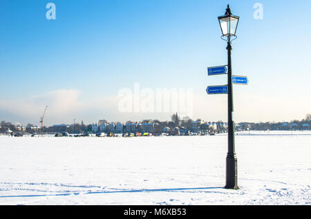 Una bicicletta e di orientamento per strada lampada a Blackheath Common vicino alla A2 road, mostrando le direzioni a Greenwich, Blackheath Village e Kidbrooke a Londra Foto Stock