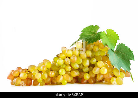 Grappolo di uva fresca isolati su sfondo bianco. Percorso di clipping. Spazio libero per il testo. Foto Stock