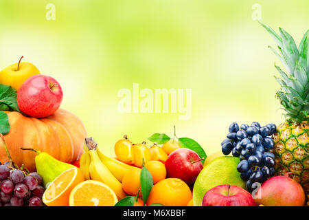 Grande raccolta di frutta e verdura sulla sfocatura dello sfondo verde. Copia dello spazio. Foto Stock
