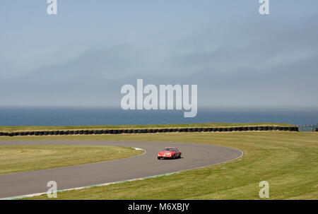 Red Lotus Elan accelerando intorno all'Anglesey autodromo, Ty Croes, Anglesey, Galles, Giugno Foto Stock