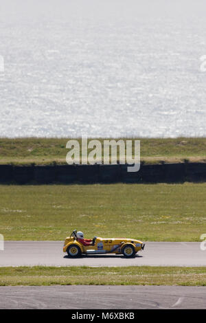 Classic sports car accelerando intorno all'Anglesey autodromo, Ty Croes, Anglesey, Galles, Giugno Foto Stock