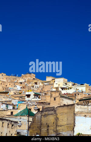 Tetti di case marocchine su una collina, vecchia Medina souk, Fes el Bali, Fes, Marocco Foto Stock