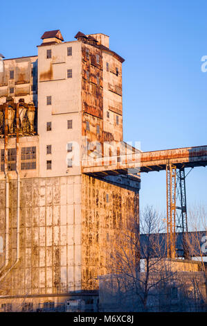 Vecchio terminale abbandonati di silos e ascensori nel porto di Montreal. Foto Stock