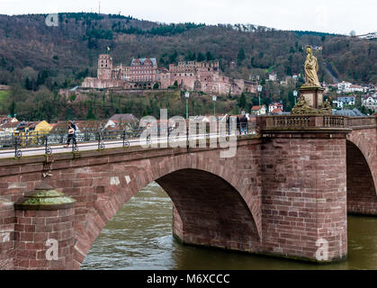 Il castello di Heidelberg e il vecchio ponte che attraversa il fiume Neckar, Heidelberg, nel Baden-Württemberg, Germania. Foto Stock