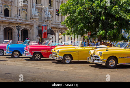 Colorate auto d'epoca di fronte al Gran Teatro in Havana Cuba Foto Stock