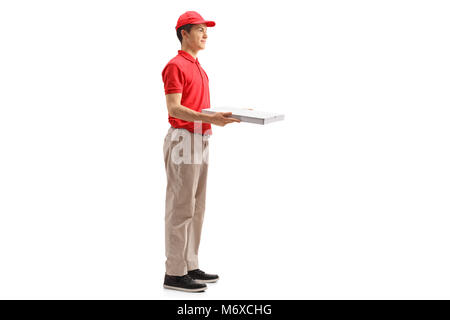 Lunghezza piena ripresa di profilo di un adolescente ragazzo di consegna tenendo un Scatola pizza isolati su sfondo bianco Foto Stock