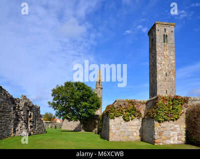 St Andrews Cattedrale con St, regole torre in primo piano - FIFE, SCOZIA Foto Stock