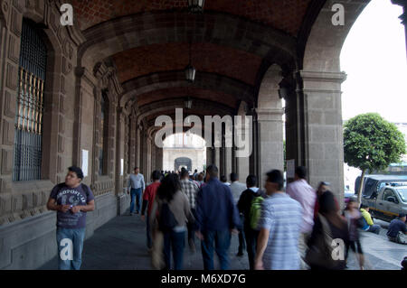 La gente che camminava per le strade di Città del Messico, CDMX, vicino allo Zocalo Foto Stock