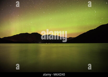 Luci del nord oltre il Lago di Kenai Foto Stock