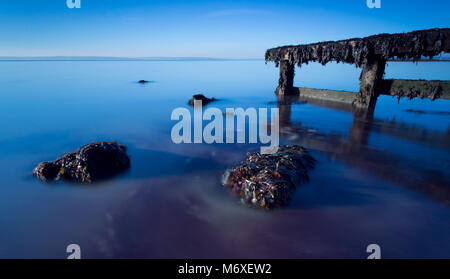 Rising Tide a a Titchfield Haven guardando fuori per il Isle of Wight utilizzando un tappo di grandi dimensioni Foto Stock